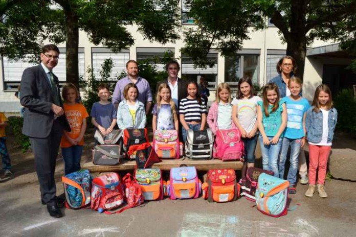 Bürgermeister Thomas Hirsch (links) mit Frank Krones (hinten links), Martin Wittmann (hinten rechts) und Claudia Schwenk-Kories (rechts) mit den Schulranzen für die Kinder der Flüchtlingsfamilien