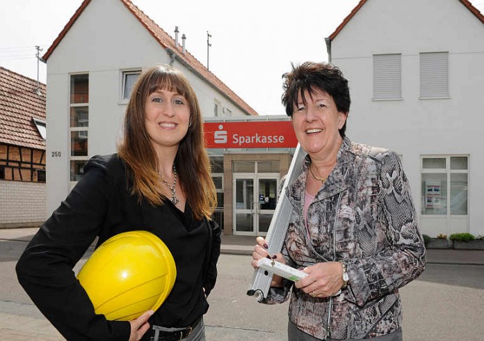 Ortsvorsteherin Julia May (l.) und Elke Rottmüller, Vorstandsmitglied der Sparkasse Vorderpfalz geben den Startschuss für die Modernisierung der Geschäftsstelle Rheingönheim 1 in Ludwigshafen