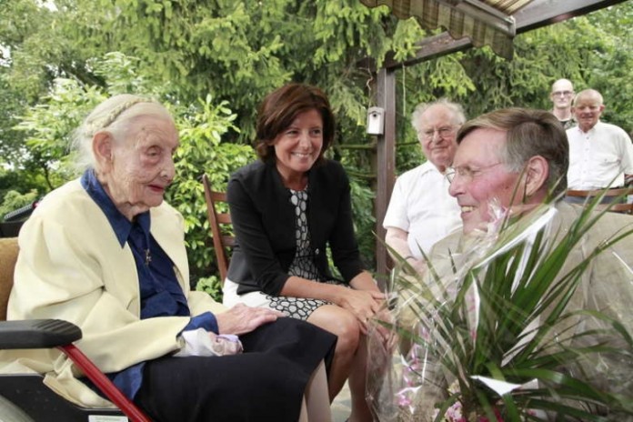 Charlotte Klamroth bei ihrem 110. Geburtstag mit Ortsvorsteher Udo Scheuermann und Ministerpräsidentin Malu Dreyer