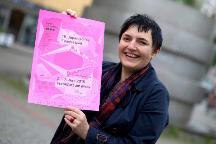 Marion Klomfaß präsentiert das diesjährige Veranstaltungsplakat
