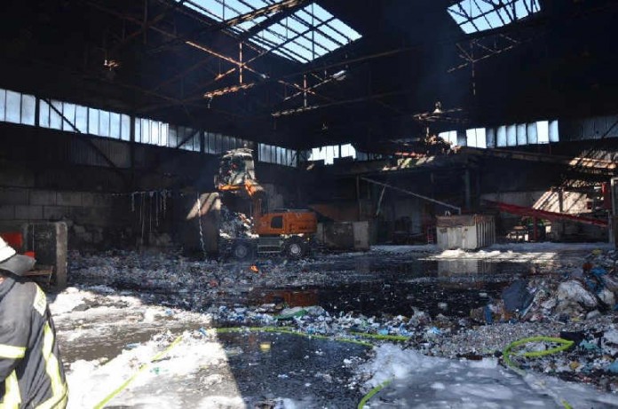 Die Lagerhalle wurde durch das Feuer stark beschädigt