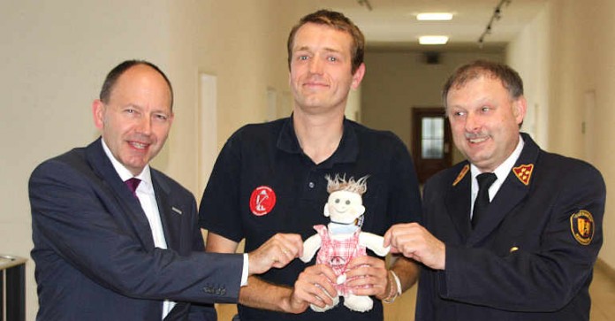 Erster Bürgermeister Specht, Feuerwehrmann Michael Weiner (mitte, mit 'Paulinchen') und Feuerwehrkommandant Thomas Schmitt