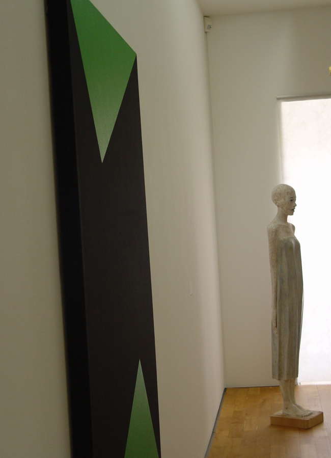 Spannungsreiche Verbindungen: Carmen Herreras Gemälde „Wednesday“ von 1978 und Walter Moroders Plastik „Drap“ von 2012