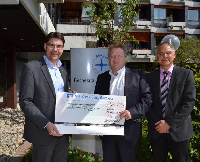 v.l.: Bürgermeister Thomas Hirsch, Roald Pauli, Geschäftsführer der Park & Bellheimer Brauereien GmbH & Co KG und Dieter Lang, Geschäftsführer des Bethesda Landau bei der Scheckübergabe