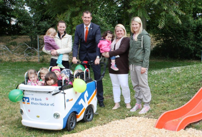 Regionalmarktleiter Sven Pfeifer (2.v.r.) mit den Erzieherinnen Claudia Majewski, Lisa Arnold (Leiterin) und Nina Wunn bei der offiziellen Übergabe des Kinderbusses