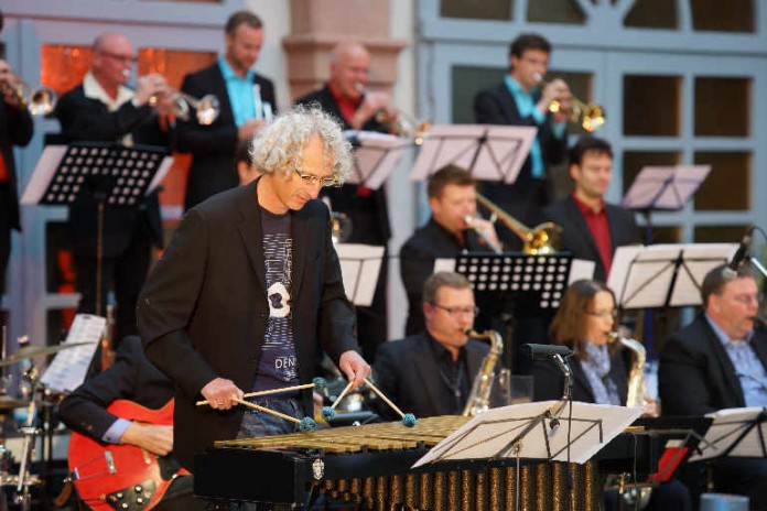 Roland Preuß (Vibraphon) mit der Blue note Big Band