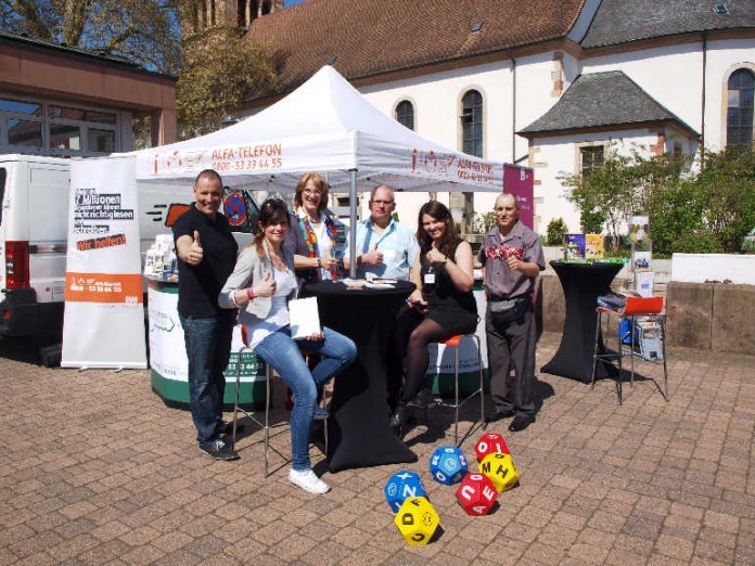 Aufsuchende Beratung wie hier im April in Rülzheim: Am Alfa-Mobil-Stand informieren Mitarbeiter interessierte Bürger und Menschen mit Lese- und Schreibschwierigkeiten