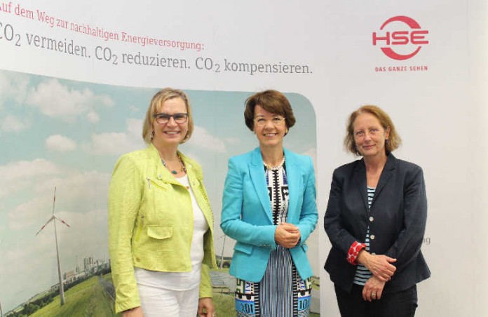 Die HSE-Vorstandsvorsitzende Dr. Marie-Luise Wolff-Hertwig (Mitte) und die Sozialdezernentinnen der Stadt Darmstadt, Barbara Akdeniz (rechts), und des Landkreises Darmstadt-Dieburg, Rosemarie Lück