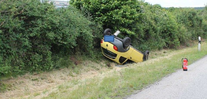 Der PKW nach dem Unfall in Endlage
