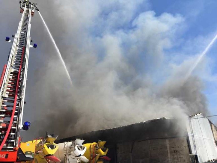 Die Feuerwehr Frankfurt bei der Brandbekämpfung