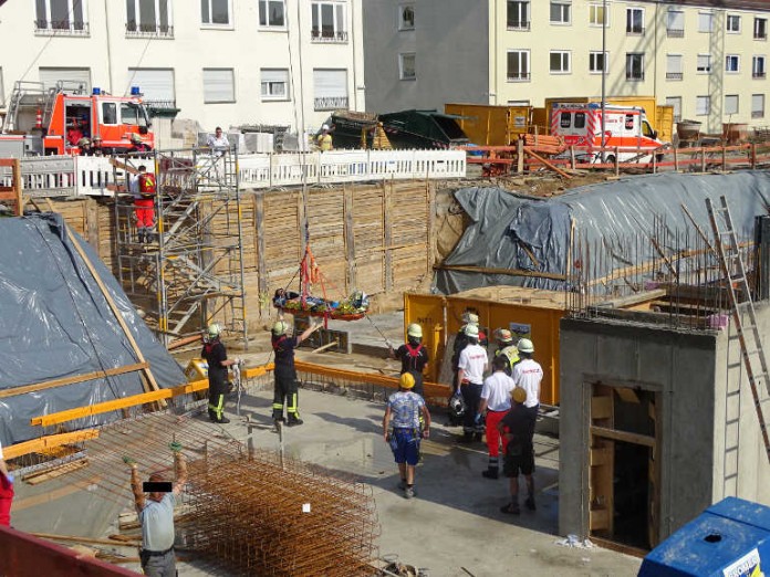 Rettungsmaßnahmen, u.a. mittels einer Schleifkorbtrage