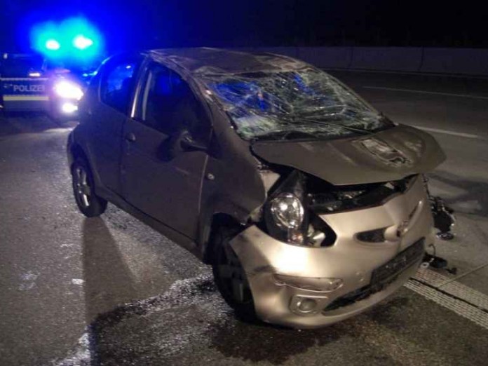 Der PKW wurde wieder auf die Räder gedreht