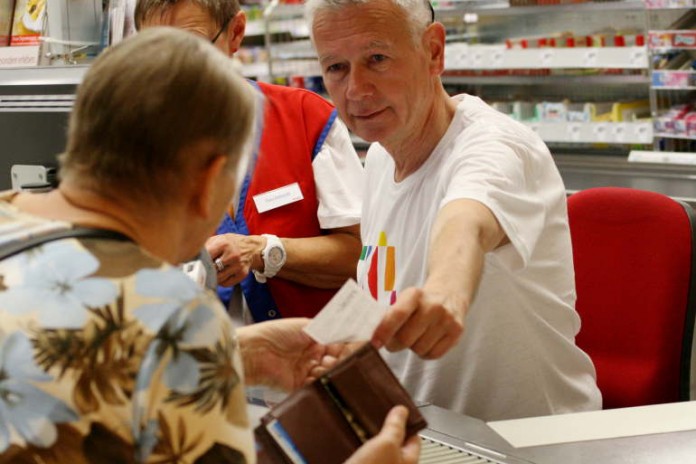 Oberbürgermeister Dr. Klaus Weichel hatte beim Kassieren im real,-Markt im Pfalz Center alle Hände voll zu tun