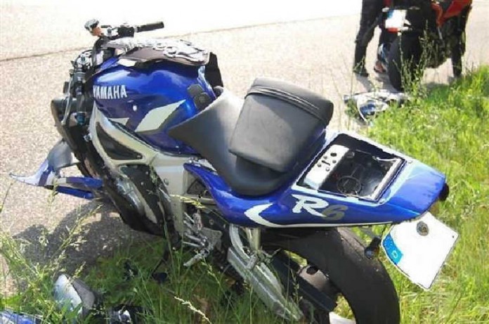 Das Motorrad wurde bei dem Aufprall so stark beschädigt, dass es nicht mehr fahrbereit war