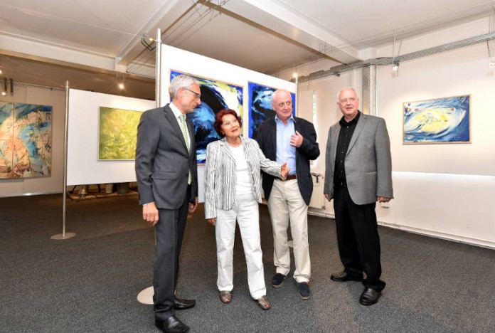 Die Künstler Christa Kress und Dietmar Zankel (Mitte) mit Prof. Dr. Dietrich Maier (rechts), Initiator der Ausstellung, und Prof. Dr. Matthias Maier, Leiter des Bereichs Trinkwasserversorgung bei den Stadtwerken Karlsruhe
