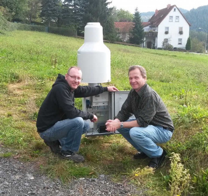 Steffen Koch, Mitarbeiter des RP-Dezernats Oberflächengewässer baut in Fürth / Odw. einen neuen digitalen Niederschlagsmesser auf und weist den Beobachter Winfried Dörsam in die Technik ein