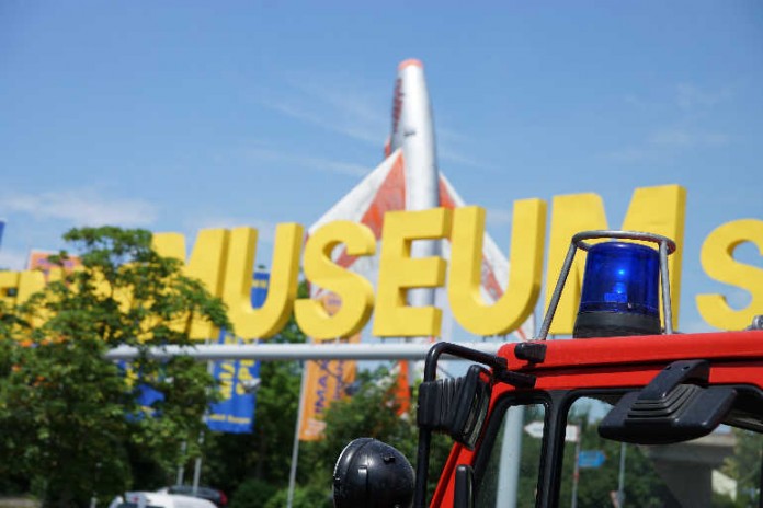 Eine große Fahrzeugausstellung und Vorführungen wurden auf dem Parkplatz des Technik Museums gezeigt