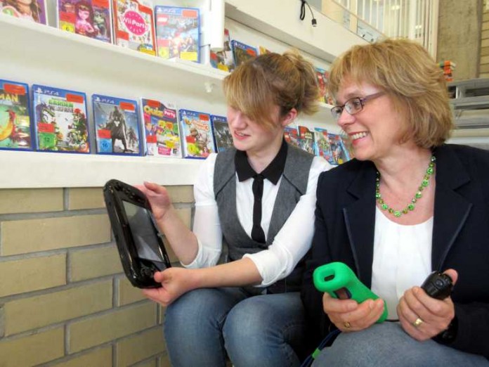 Büchereidirektorin Christine Sass und Carola Brenner aus dem Team der Kinderbücherei testen das neue Angebot der Stadtbücherei