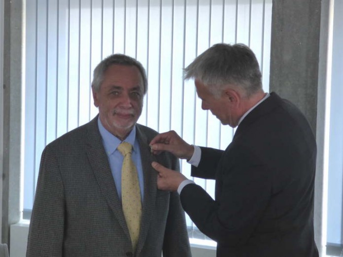 Oberbürgermeister Dr. Klaus Weichel verlieh dem langjährigen Stadtratsmitglied Rainer Georg Becker in seinem Dienstzimmer heute die Ehrennadel des Landes Rheinland-Pfalz.