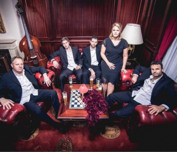 Die Band ACOUSTIC COLOUR macht den Auftakt