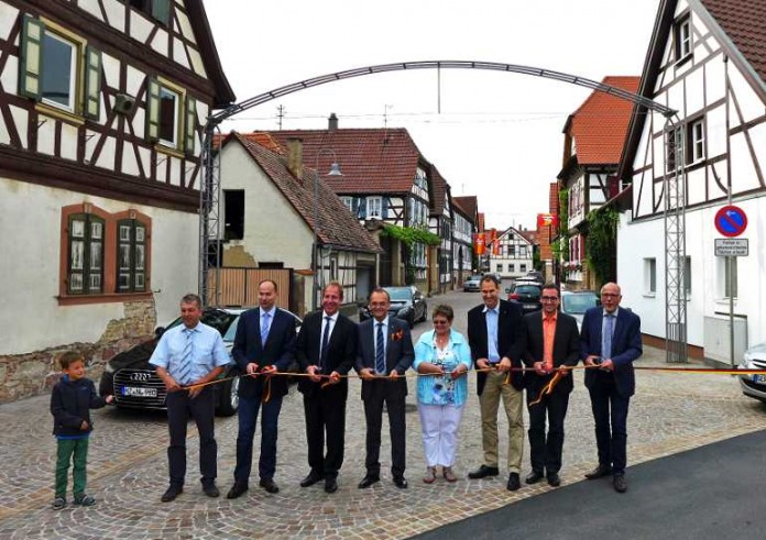 Offizielle Freigabe der Kreuzgasse für den Verkehr. Mit dabei Landrat Dr. Fritz Brechtel