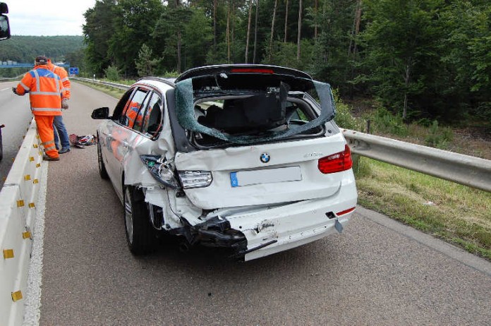 Der BMW hatte gebremst - der nachfolgende Sattelzug war ihm aufs Heck geprallt - die Folgen: zwei Verletzte und Sachschaden in fünfstelliger Höhe
