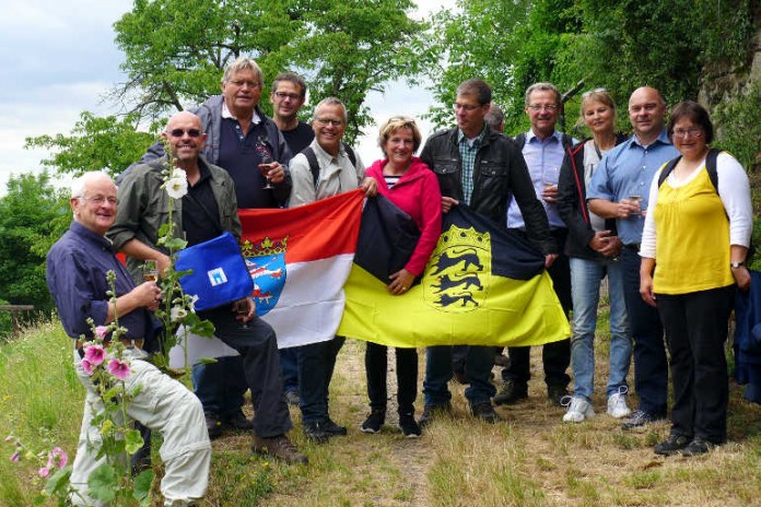 Touristiker, Wanderer und Politiker weihten den zertifizierten Qualitätswanderweg „Burgensteig Bergstraße“ ein