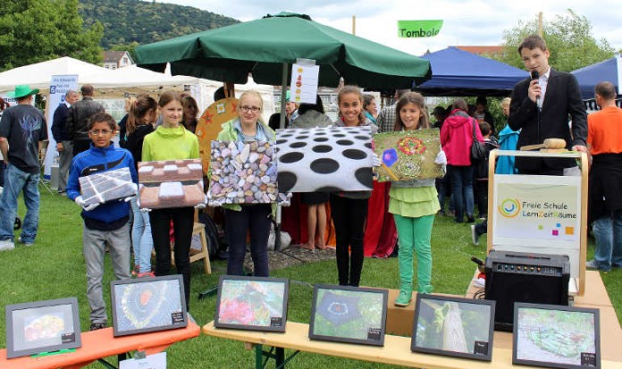 Vernissage am „Lebendigen Neckar“: Schülerinnen und Schüler der Freien Schule LernZeitRäume versteigern ihre Kunstwerke auf der Neckarwiese