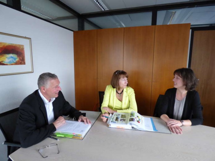 Beigeordneter Peter Kiefer und Bettina Dech-Pschorn, stellvertretende Leiterin des Referats Umweltschutz (Mitte), heißen die neue Klimaschutzmanagerin Hannah-Sophie Stabel herzlich im Rathaus willkommen.
