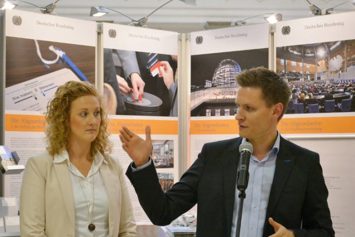 Johannes Steiniger, MdB, mit Centermanagerin Carolin Fischer vor den Tafeln der Wanderausstellung des Deutschen Bundestages