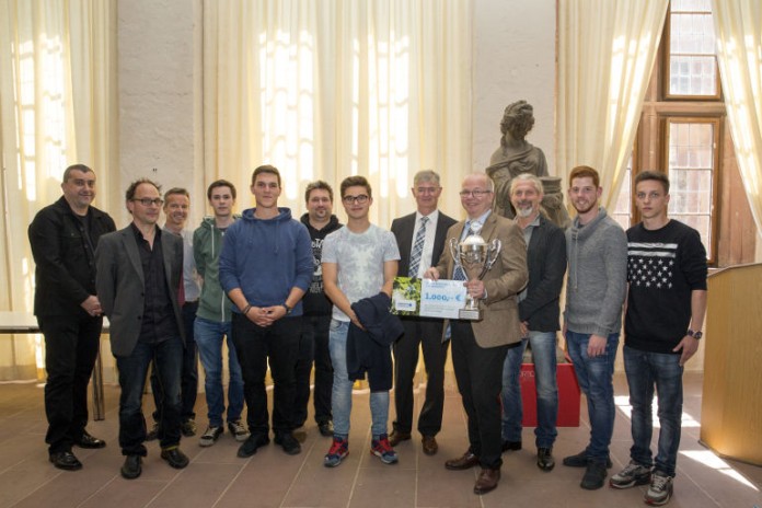 Bei der Preisübergabe im Heidelberger Schloss im Rahmen der diesjährigen E-Team-Prämierung der Stadt Heidelberg: Schüler und Lehrer der Johannes-Gutenberg-Schule mit Alfred Kappenstein (5.v.r.)