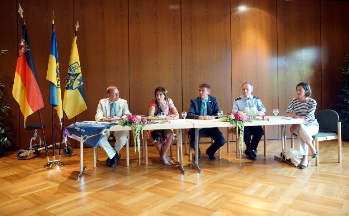 Bürgermeister Christoph Burkhard (Alzey), Ministerpräsidentin Malu Dreyer, Bürgermeister Klaus Layes (Ramstein-Miesenbach), Leitender Polizeidirektor Hans Maaßen (Polizeipräsidium Westpfalz), Monika Fuhr (Staatskanzlei)