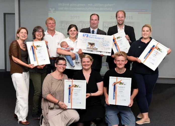 Vorstandsmitglied Dr. Michael Düpmann mit den glücklichen Gewinnern