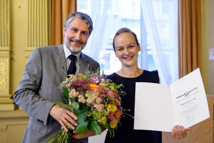 Kulturbürgermeister Dr. Joachim Gerner überreichte der Autorin Saskia Hennig von Lange am 30. Juni den mit 10.000 Euro dotierten Clemens-Brentano-Preis der Stadt Heidelberg
