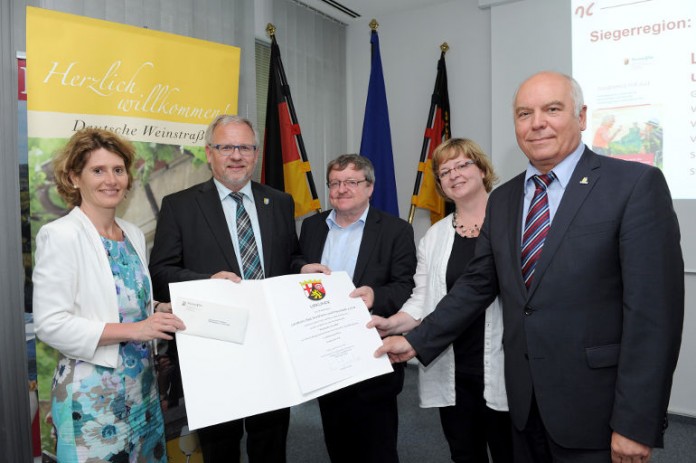 Bei der Preisverleihung (v.l.): Wirtschaftsministerin Eveline Lemke, Landrat Hans-Ulrich Ihlenfeld, Stadtbürgermeister Deidesheim Manfred Dörr, Tourismusreferentin des Landkreises Regina Schmitt, Oberbürgermeister Neustadt Hans Georg Löffler
