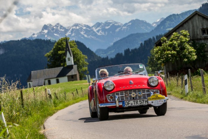 Einer von vielen Oldtimern bei der Fahrt durch Südbayern