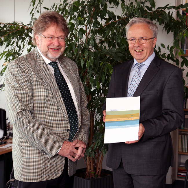 Professor Dr. Michael von Hauff, Projektleiter „Nachhaltige TU Kaiserslautern“, überreichte TU-Präsident Professor Dr. Helmut J. Schmidt (rechts) offiziell den Bericht.