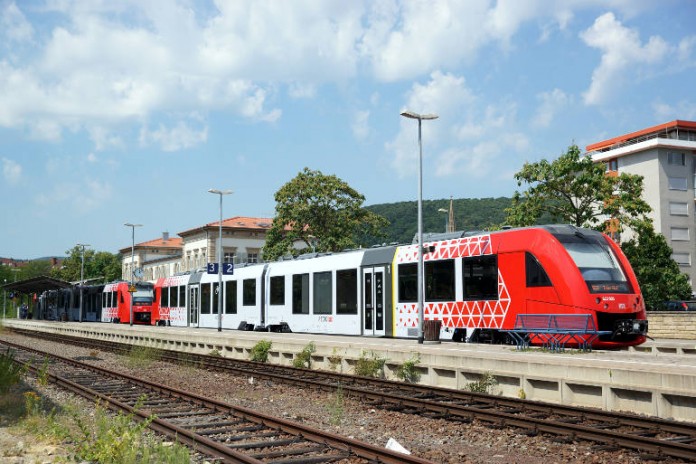 Die beiden Modelle Coradia Lint 54 (l.) und Lint 41