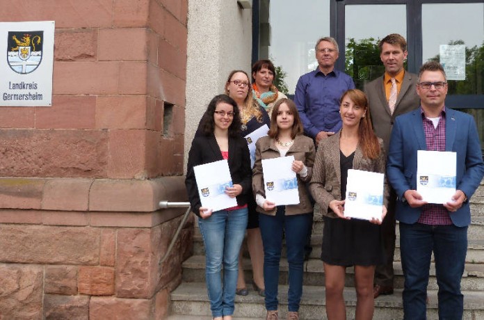 v.l.: Charlotte Vollmer, Kathrin Weisenburger, Ausbildungsleiterin Ulla Seiler-Knape, Svenja Mellein, Personalratsvorsitzender Klemens Puderer, Gloria Maria Steigleder, Personalchef Ralph Lehr und Philipp Fittler