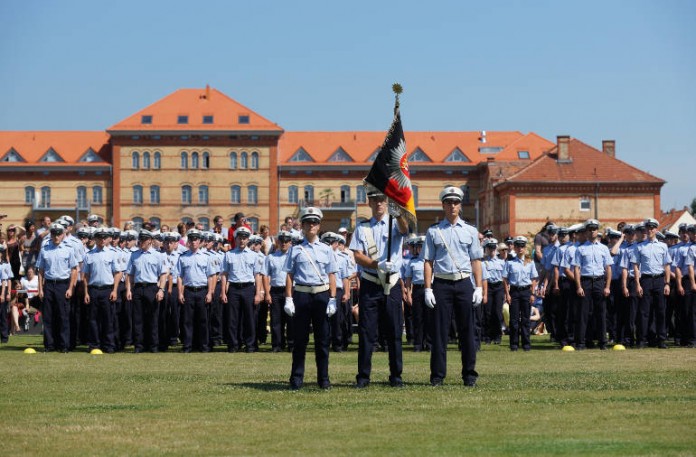 Die Polizeikommissaranwärter/innen waren auf dem Platz der Generationen auf der LGS Landau angetreten