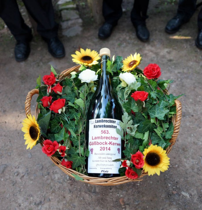 Die Weinflasche, die die Lambrechter Kerwe symbolisiert (Archivfoto: 2014)