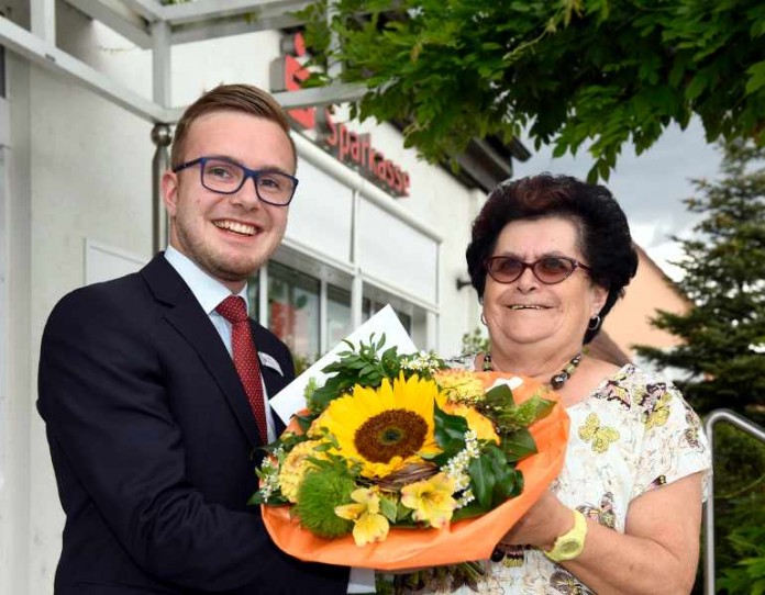 Freuten sich: Simon Klohe (l.), Kundenberater der Sparkassengeschäftsstelle Berghausen der Sparkasse Vorderpfalz und die glückliche Gewinnerin Ingrid Walter