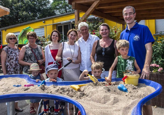 Gruppenbild vor der rollstuhlfreundlichen Sandeltisch