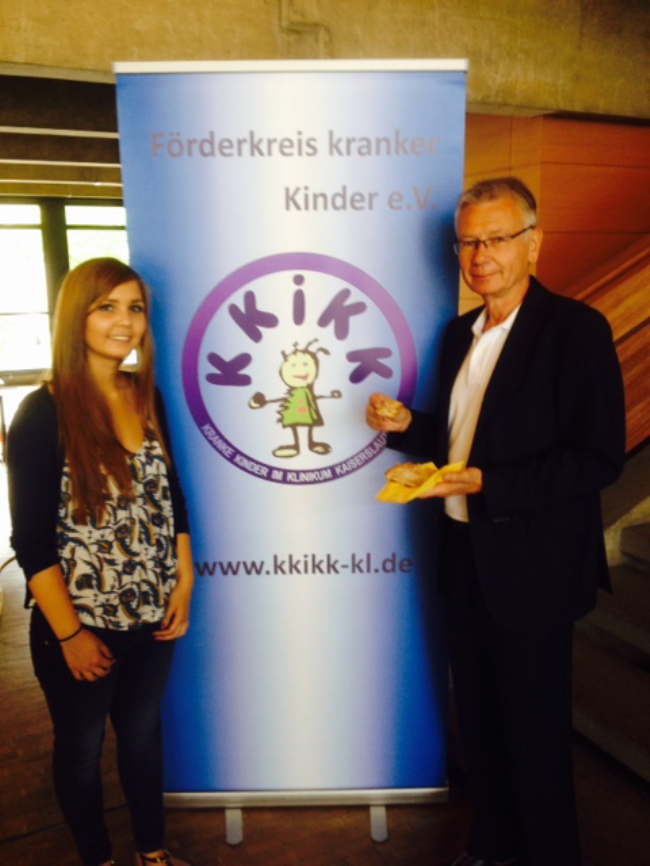 Kathrin Kern von der JAV und Oberbürgermeister Dr. Klaus Weichel freuen sich über den Erlös der Spendenaktion zugunsten des Förderkreises kranker Kinder e.V.