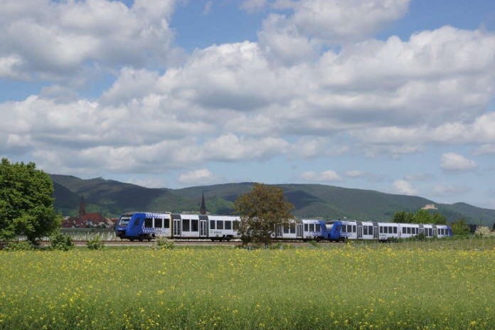 Ein vlexx-Zug im Landkreis Südliche Weinstraße. Rechts im Hintergrund das Hambacher Schloss