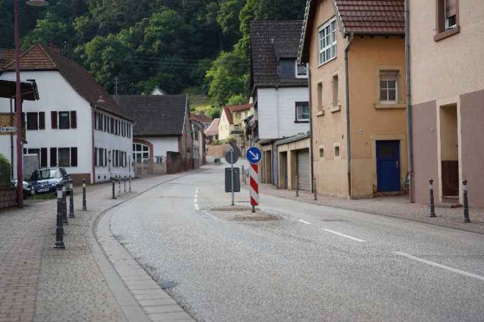 Die Ortsdurchfahrt Frankenstein wurde von 27.07. bis voraussichtlich 04.09.15 voll gesperrt