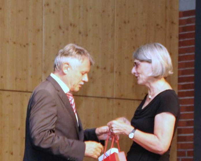 Hinterlässt deutliche Spuren seines Wirkens - Der nun scheidende Schulleiter am Lieselotte Gymnasium Oberstudienrat Dr. Rainer Stripf