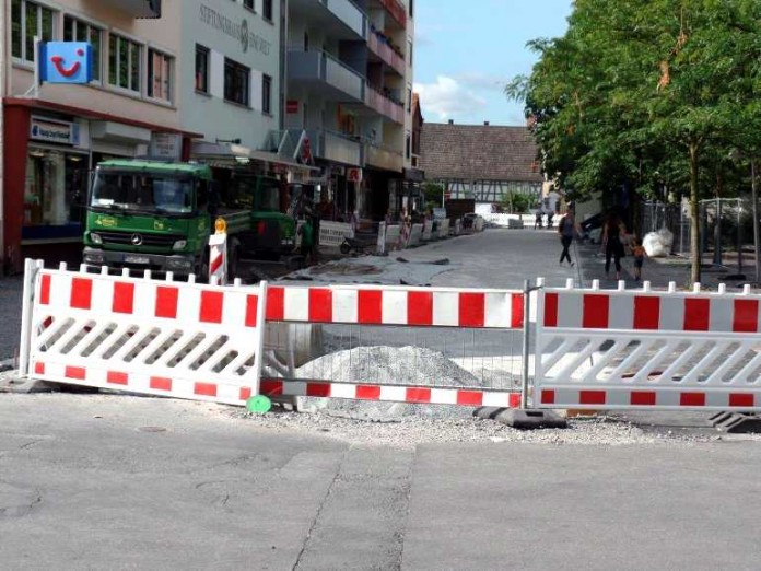 Nichts ist vor den Rowdies sicher. Absperrungen werden zur Seite geschoben. Gitter komplett entfernt. Es wird hemmungslos gegen Gesetze verstossen. Das dies Straftaten darstellt ist so Manchem völlig egal