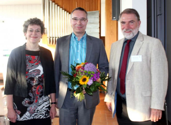 Vorsitzende der Dekanatssynode Dr. Birgit Pfeiffer und Propst Dr. Klaus-Volker Schütz gratulieren Dekan Andreas Klodt zur Wiederwahl