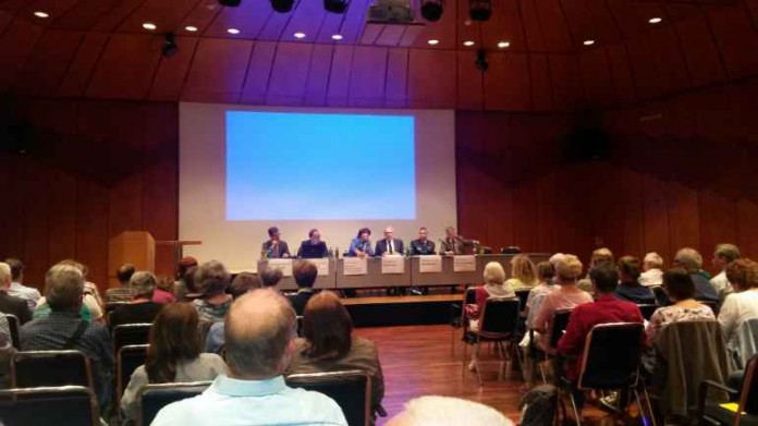 Menschen aus verschiedenen Bereichen der Zivilgesellschaft informierten sich auf der Flüchtlingskonferenz